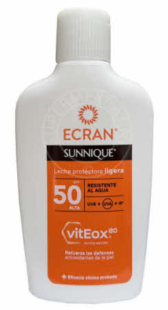 Ecran Sunnique Leche Protectora SPF50 uit Spanje is een beschermende zonnebrand en een aangename lotion om aan te brengen tijdens zonnige dagen